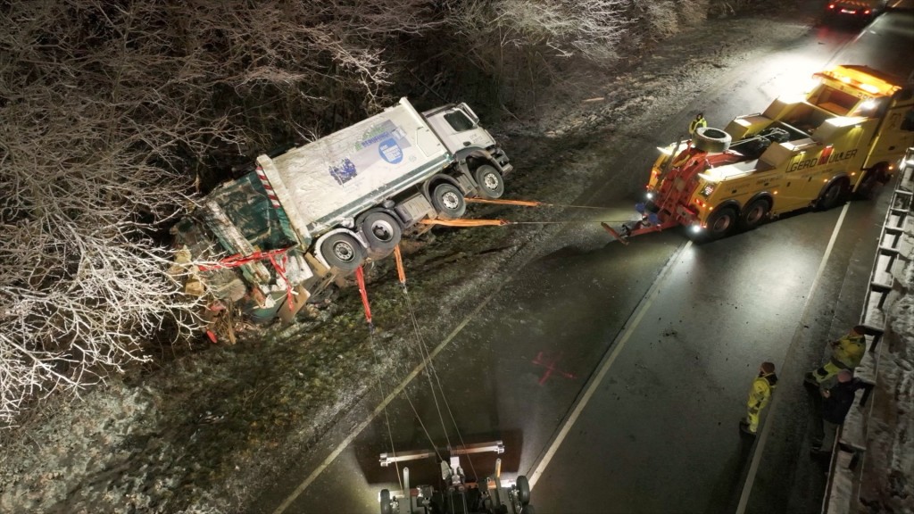 Foto: Die Abschlepper ziehen ein Müllauto aus dem Graben