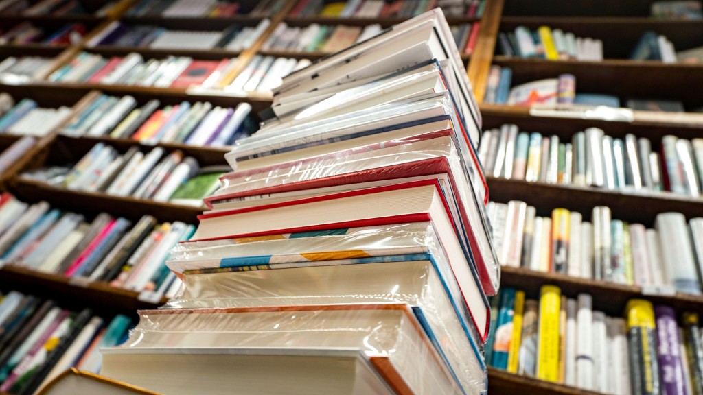 Zahlreiche Bücher liegen auf einem Stapel