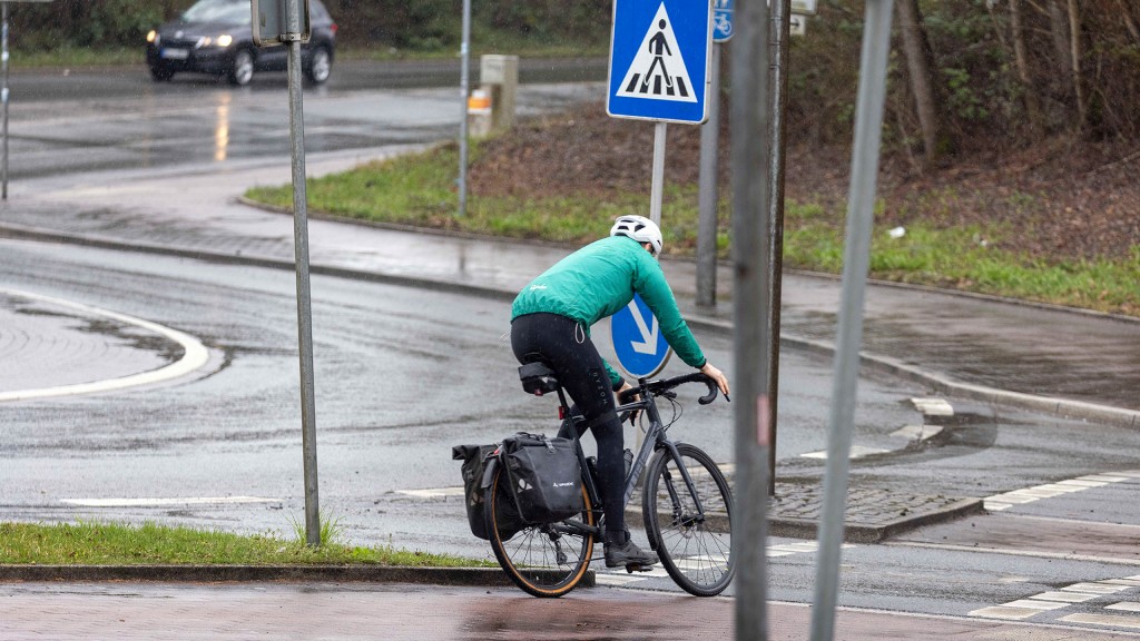 Fahrradfahrer an einem Verkehrskreisel