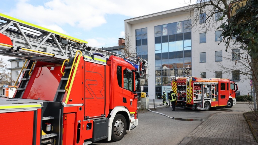 Foto: Zwei Feuerwehrautos bei Brand am Fliedner-Krankenhaus in Neunkirchen im Einsatz