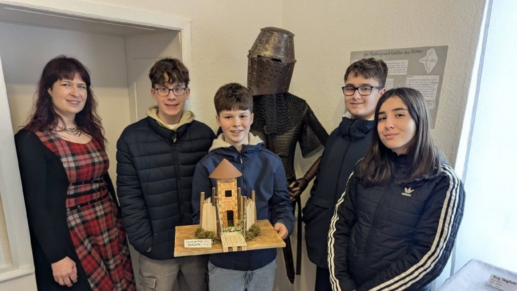 Teile der Klasse 7A mit Burgmodell