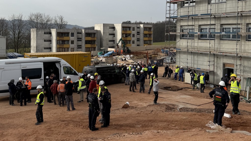 Zollbeamte bei einer Überprüfung auf einer Großbaustelle