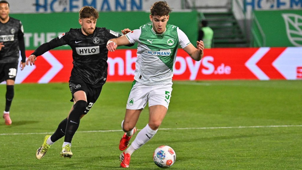 SVE-Spieler Lukas Petkov und Reno Münz von der SpVgg Greuther Fürth im Zweikampf um den Ball
