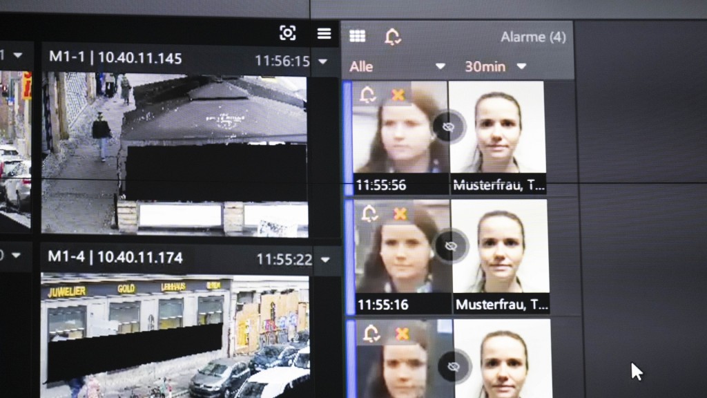 Foto: Videobilder sowie das Bild einer fiktiven Person auf einer Videowand