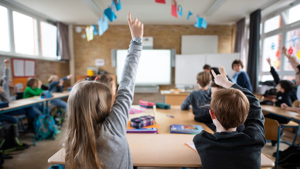 Schüler einer fünften Klasse eines Gymnasiums melden sich im Unterricht. 