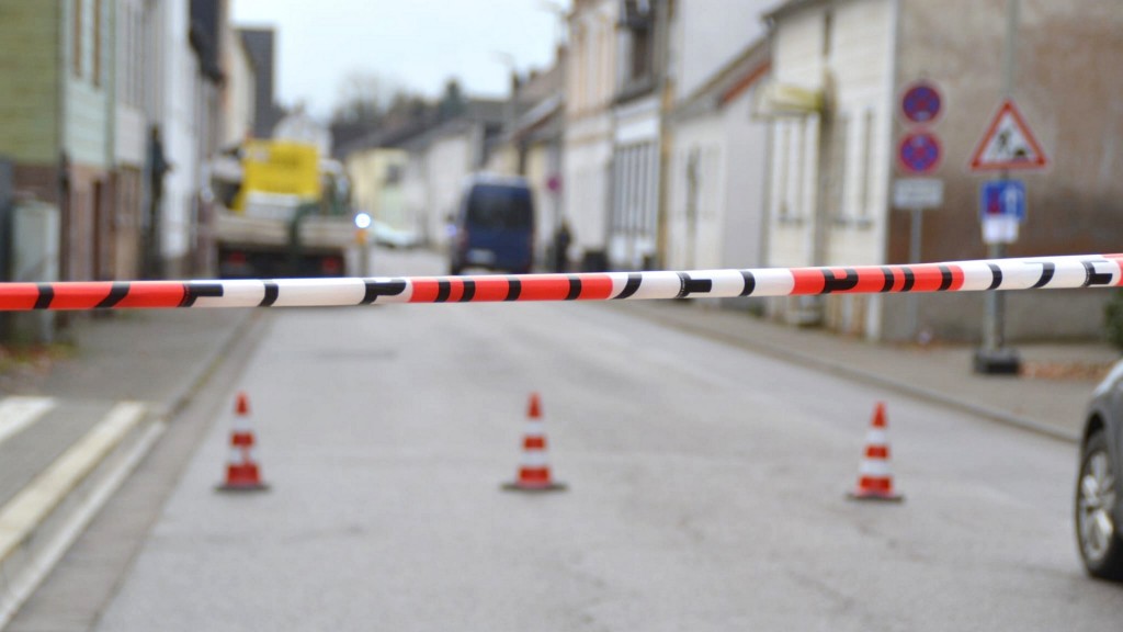 Absperrung der Polizei und Spurensicherung am Tatort in Bexbach