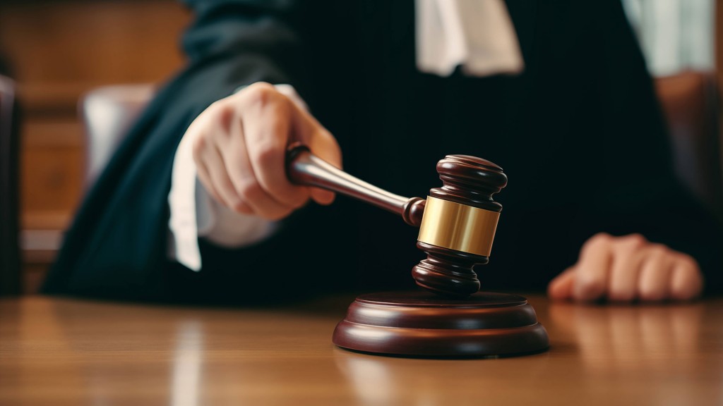 Foto: Ein Richter mit symbolischem Hammer bei der Urteilsverkündung