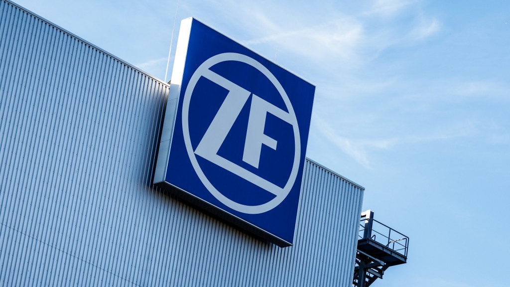 Foto: Das Logo von ZF  auf einem Schild an einem Werk