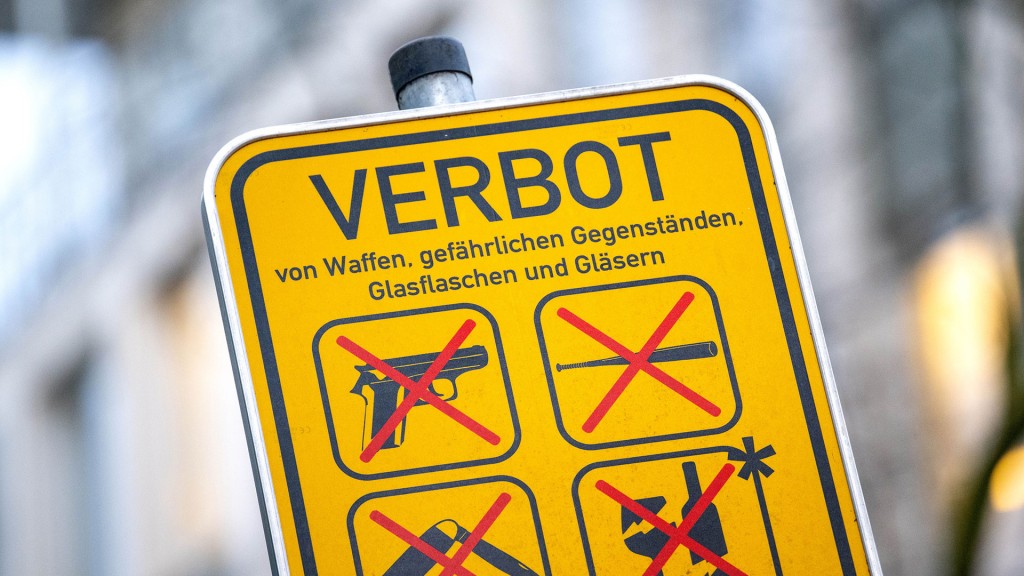 Foto: Waffenverbotszone: Schild mit Piktogrammen von Klappmesser, Schusswaffe, Baseballschläger und zerbrochenem Glas