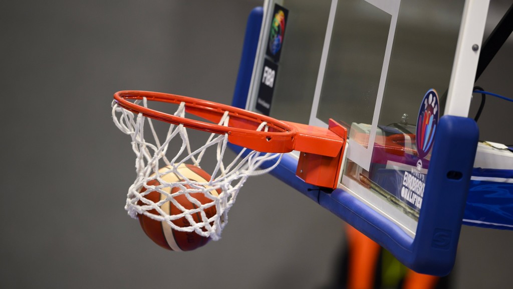 Foto: Ein Basketball landet im Korb