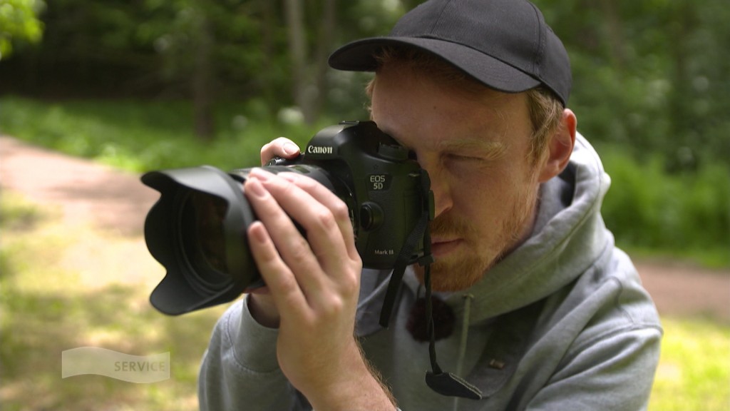 Foto: Mann mit Kamera in der Hand