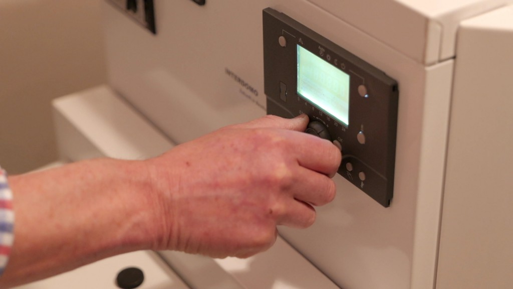 Eine Hand, die eine Wärmepumpe bedient