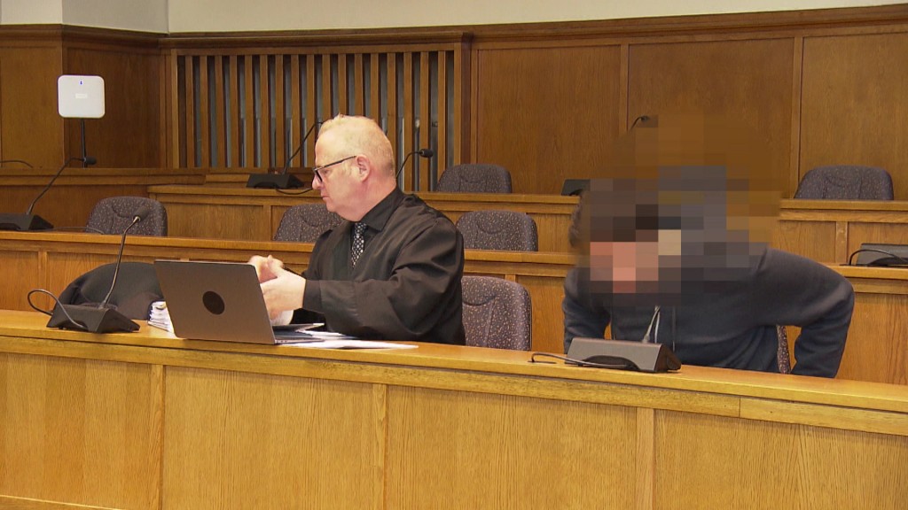 Foto: Mordprozess im Landgericht Saarbrücken. Der Angeklagte nimmt neben seinem Rechtsanwalt Platz.