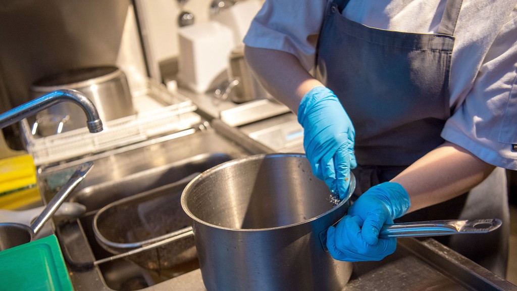 Foto: Ein Topf wird in einer Gastro-Küche gereinigt