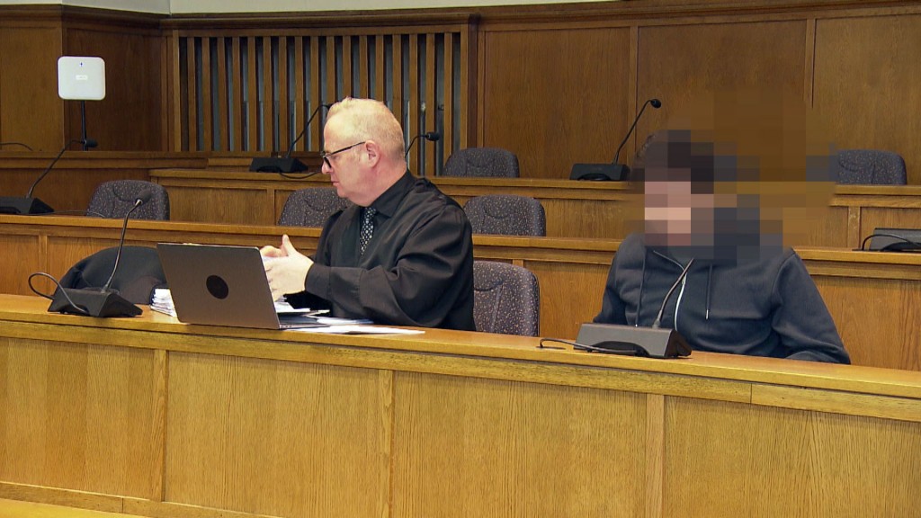 Der Angeklagte im Fall des erschossenen Polizisten in Völklingen sitzt neben seinem Verteidiger vor Gericht