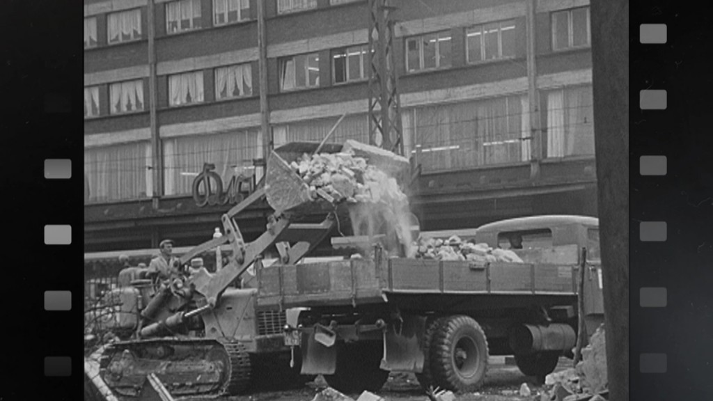 Foto: Ein Bagger lädt Bauschutt auf einen LKW.