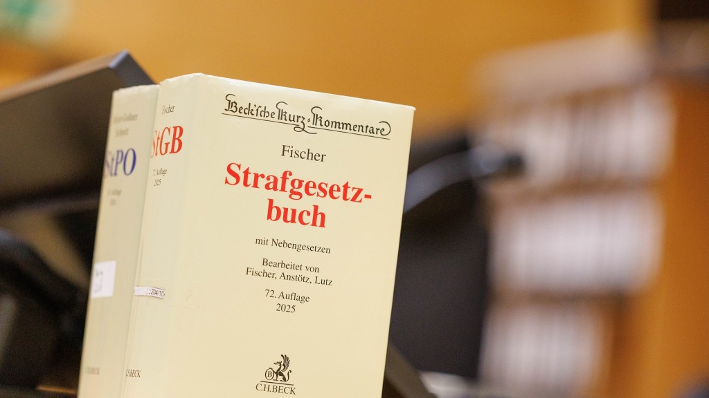 Eine Ausgabe des Strafgesetzbuches steht auf einem Pult.