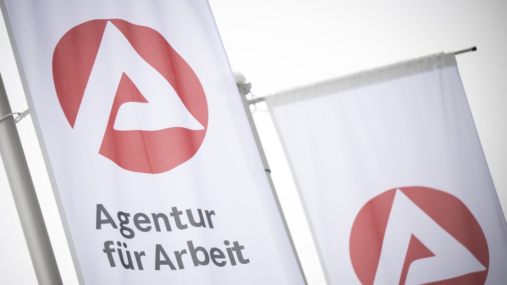 Foto: Eine Fahne mit dem Logo der Agentur für Arbeit weht im Wind.