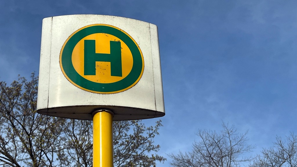 Hinweisschild an einer Bushhaltestelle