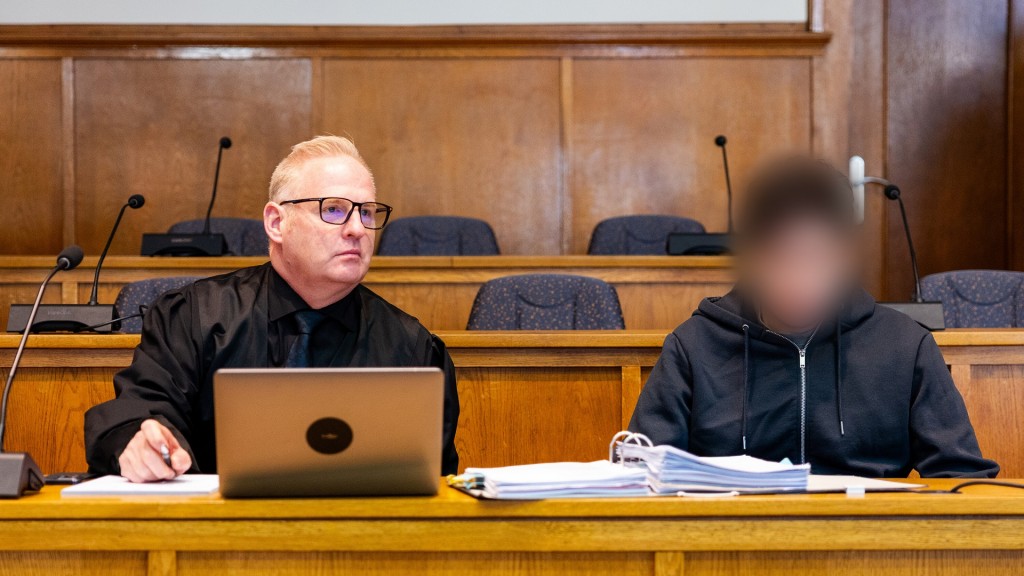 Foto: Verteidiger Michael Rehberger sitzt neben seinem Mandanten im Saal des Landgerichtes Saarbrücken