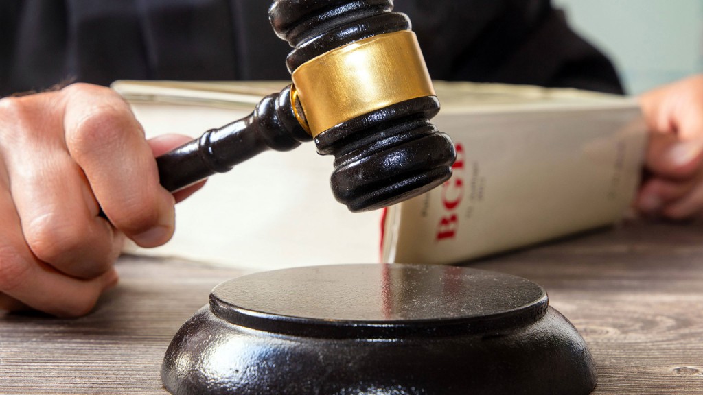 Symbolbild: Nahaufnahme von einem Richterhammer und dem Bürgerlichen Gesetzbuch (BGB)