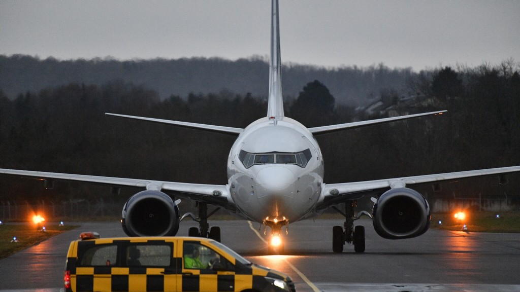 Foto: Ein Flugzeug einer Linienverbindung steht auf dem Rollfeld des Flughafen Saarbrücken.