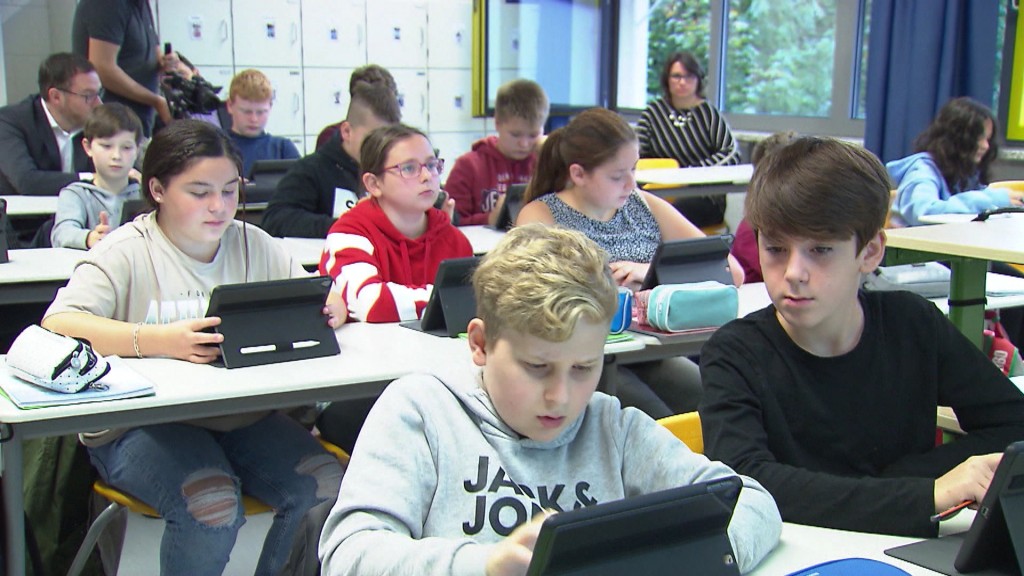 Foto: Eine Schülerin arbeitet im Unterricht an einem Tablet