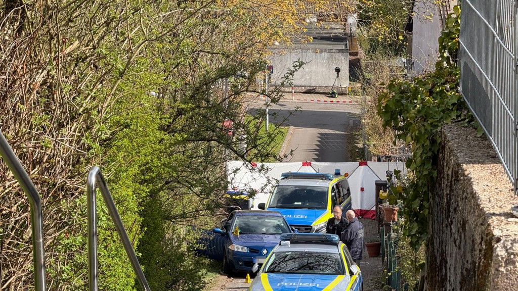 Ermittler untersuchen den Tatort nach den tödlichen Schüssen in Saarbrücken-Herrensohr