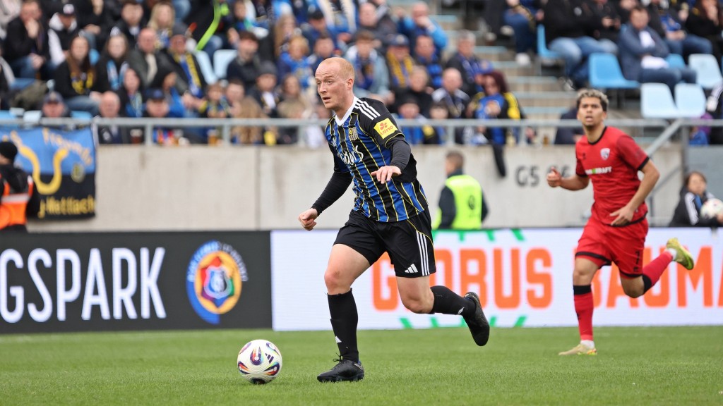 Sebastian Vasiliadis (1. FC Saarbrücken) am Ball im Ludwigsparkstadion.