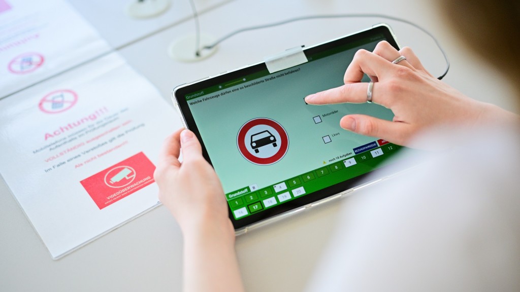 Eine Frau beantwortet eine Frage der theoretischen Prüfung des Führerscheins.