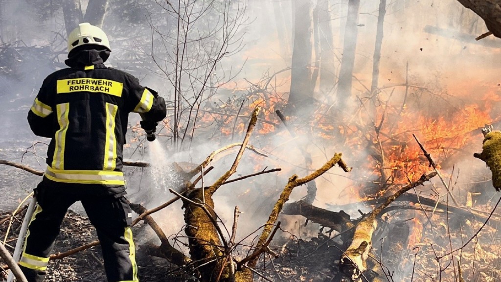 Foto: Feuerwehrmann im Einsatz bei einem Brand in St. Ingbert