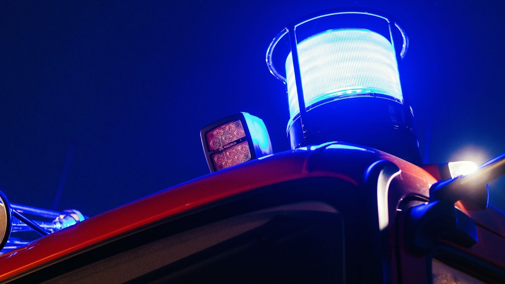 Blaulicht eines Feuerwehr-Fahrzeugs im Einsatz bei Nacht