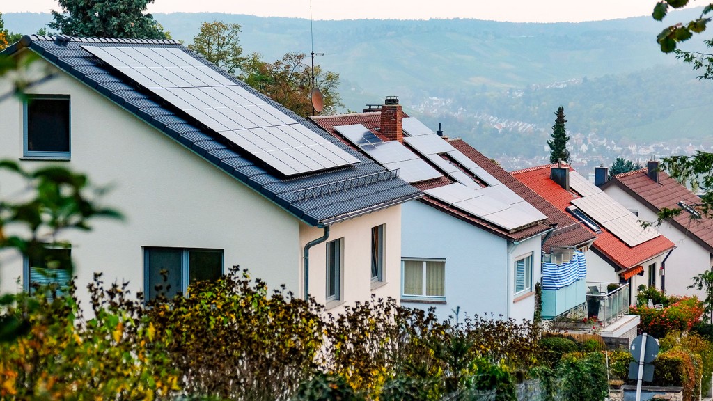 Solaranlagen auf den Dächern mehrerer Wohnhäuser