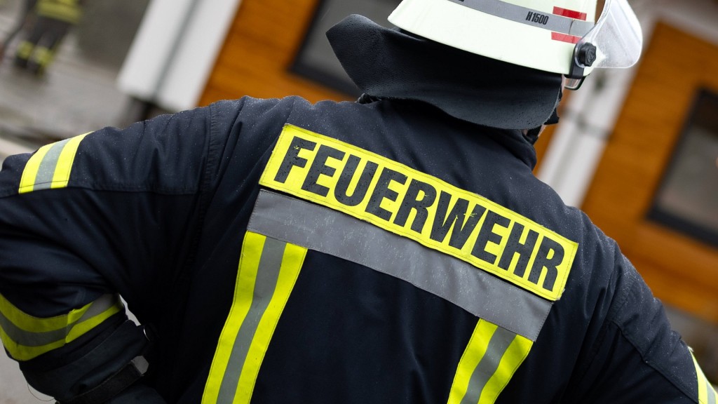 Ein Feuerwehrmann bei einem Einsatz