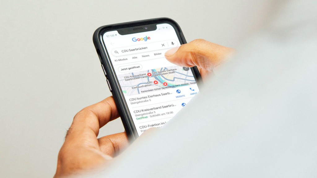 Bildcollage: bei einer Google-Suche erscheinen saarländische CDU-Zielorte mit dem Zusatz (buntes) Eierhaus auf einem Smartphon