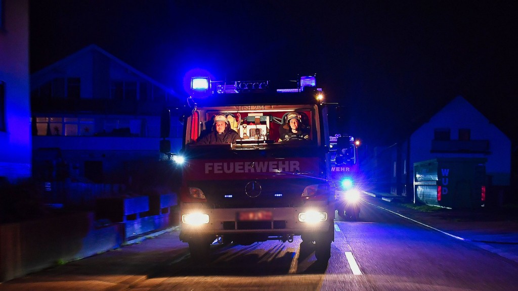 Feuerwehr-Fahrzeuge mit Blaulicht bei Nacht (Symbolbild)