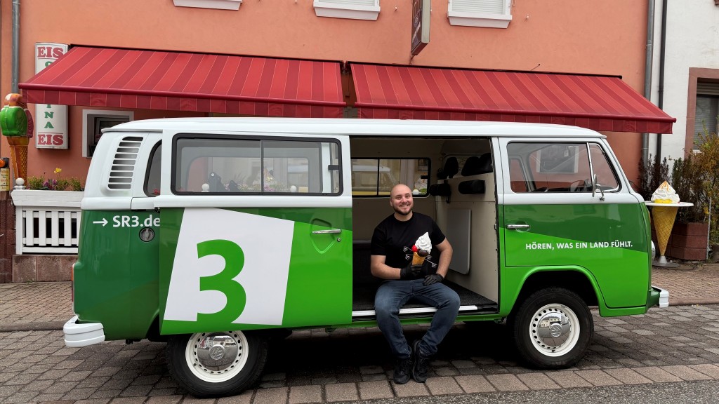 Eisverkäufer Bruno aus Kirkel im GuMo-Mobil vor seiner Eisdiele