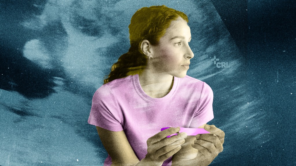 Ein junges Mädchen hält einen Schwangerschaftstest in den Händen und schaut nachdenklich zur Seite. 