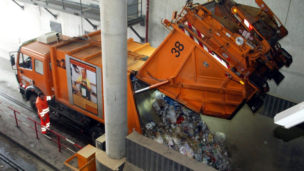 Ein Müllfahrzeug liefert Restmüll an