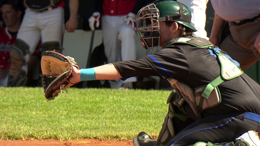 Foto: Baseballspieler fängt Ball