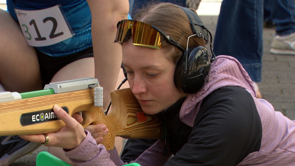 Foto: Johanna Recktenwald mit Gewehr in der Hand