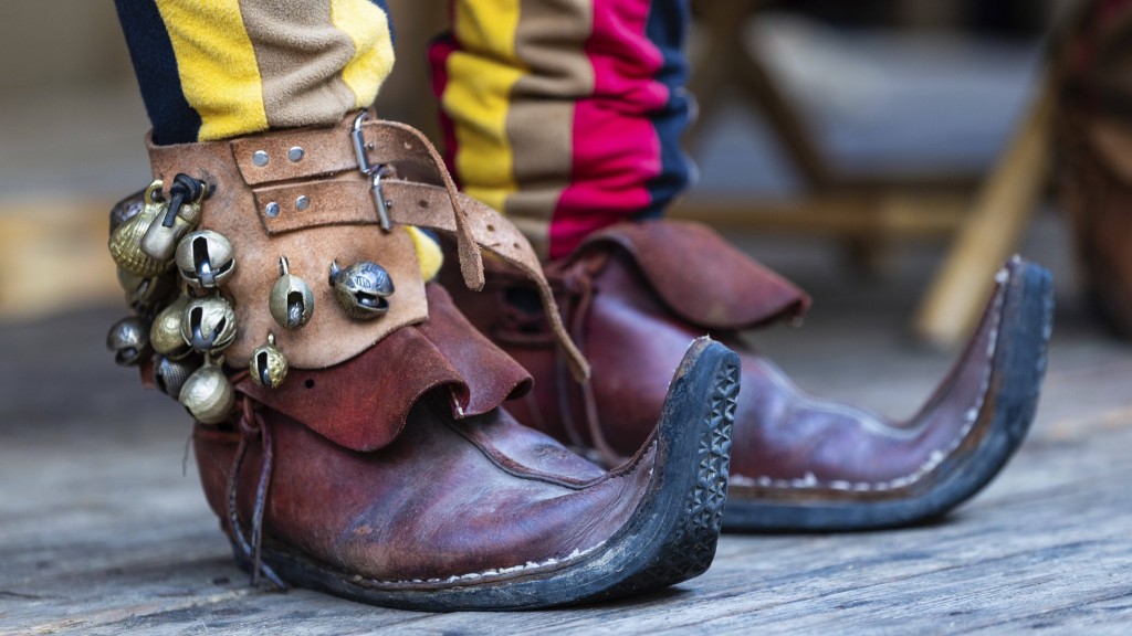 Musikschellen am Bein. Mittelalterliche Kleidung auf einem Mittelaltermarkt