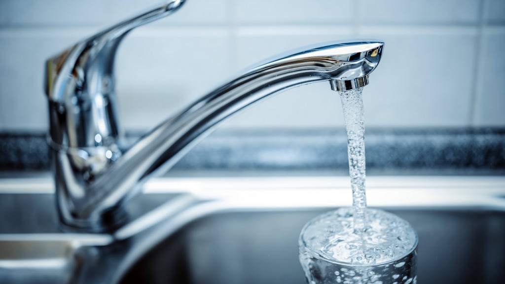 Ein laufender Wasserhahn.