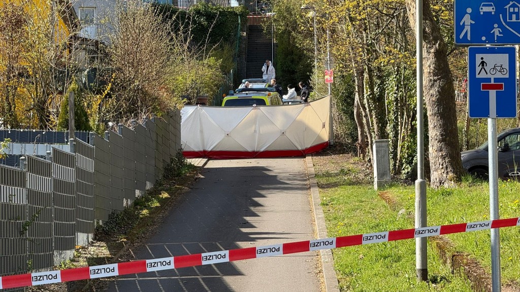 Foto: Nach den tödlichen Schüssen ist der Tatort in Herrensohr am Sonntagmorgen noch für die Ermittlungen abgesperrt.