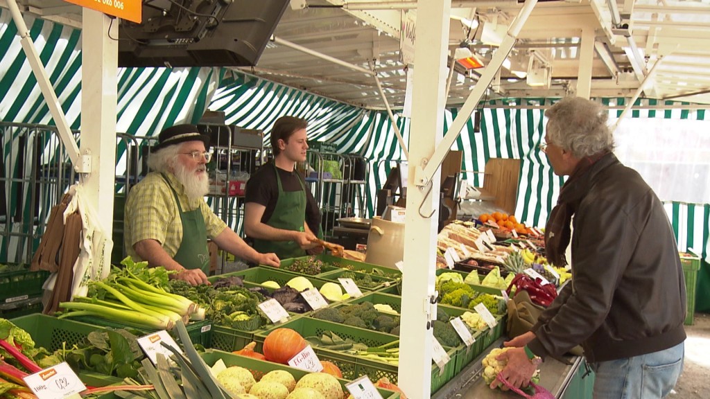 Foto: Verkäufer und Kunde am Gemüsestand
