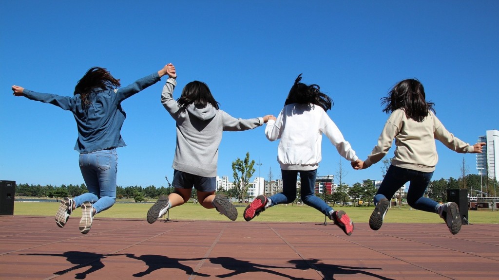 Kinder springen in die Luft