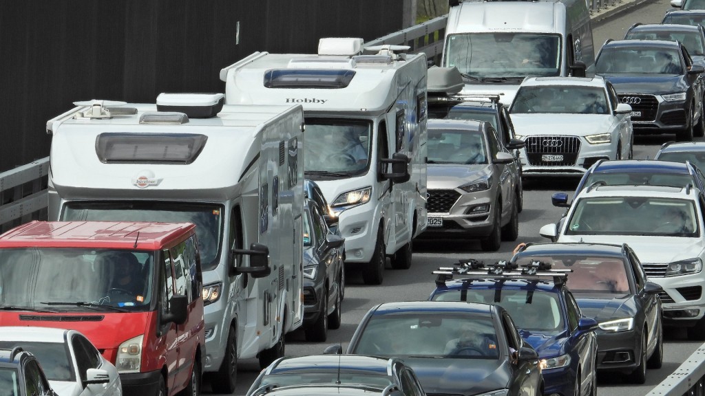 Fahrzeuge stehen im Stau auf einer Autobahn