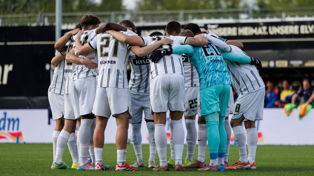 Spieler der SV Elversberg bilden einen Mannschaftskreis vor einem Spiel