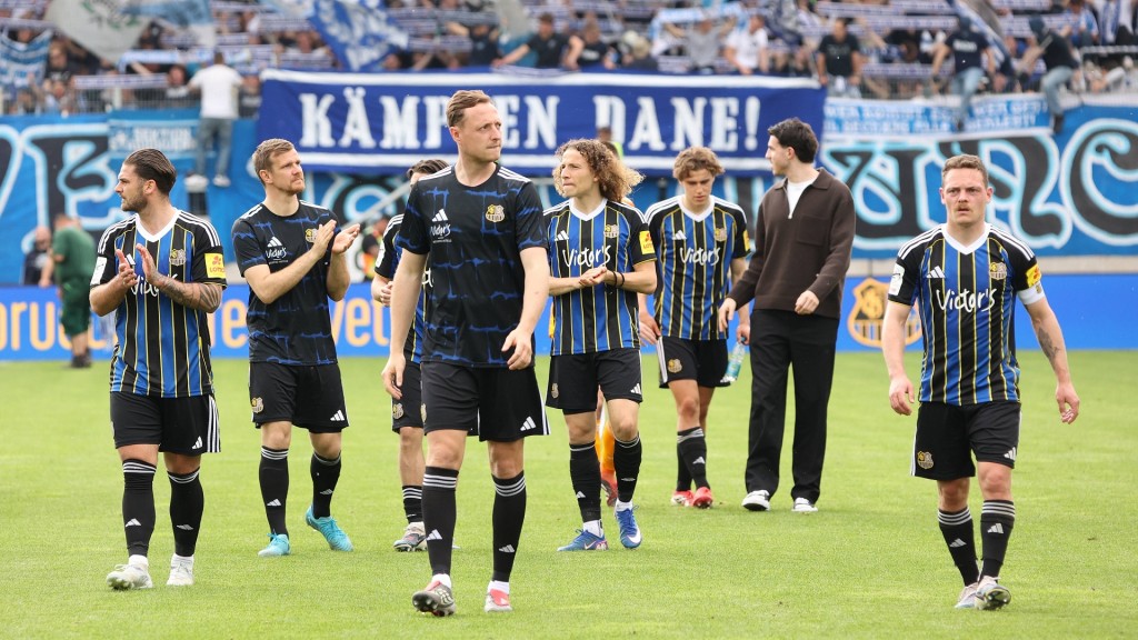 Die Spieler des 1. FC Saarbrücken verlassen nach einem Spiel den Platz.