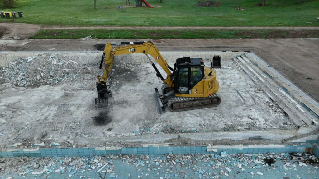 Foto: Baggerarbeiten in einem Freibad